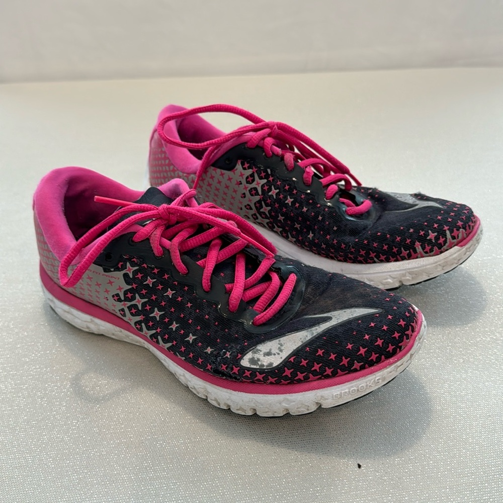 Brooks Pure Flow 5  Running / Walking shoes. Size 8.5 m
